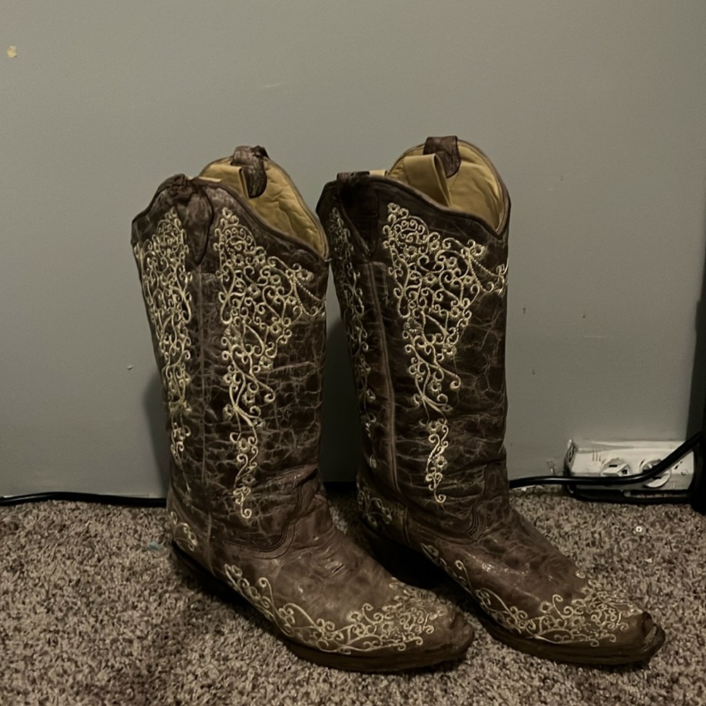 Corral boots size 8 women’s only wear a few time. Nothing wrong with them